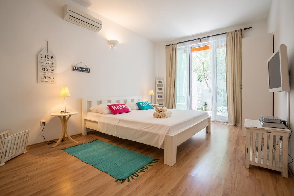 Zlatni Bol Apartments Phòng bức ảnh