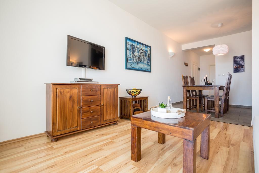 Zlatni Bol Apartments Phòng bức ảnh